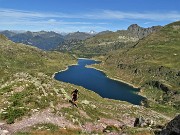 41 Discendiamo dalla Cima di Mezzeno (2230 m)  al Passo Laghi Gemelli (2131 m) godendoci lo spettacolo dei Laghi Gemelli e delle sue montagne